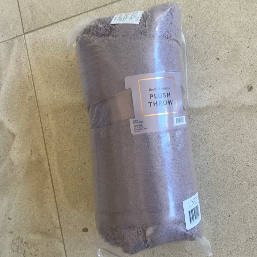 Plush Throw 50” x 60” (mauve/taupe throw)